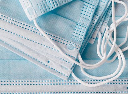 Врачи объяснили, почему не стоит носить маску на улице в мороз