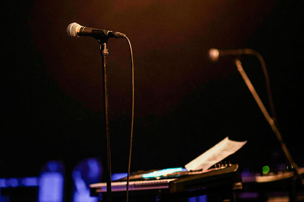 Артистам в простое гарантируют минимальный размер оплаты труда