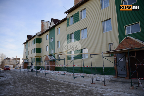 В поселке под Каменском-Уральским во время ремонта крыши по вине рабочих обгорели провода - без света осталось сразу три жилых дома! ФОТО