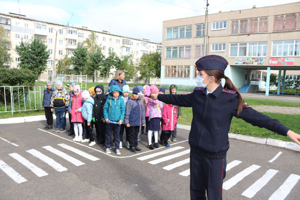В рамках профилактического мероприятия «Внимание, каникулы!» сотрудники Госавтоинспекции проводят со школьниками практические занятия по ПДД