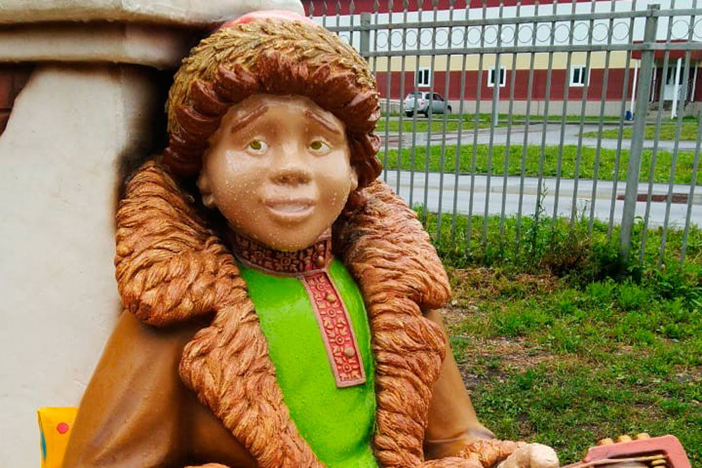 Нашлись добровольцы: фигуру Емели в парке «Космос» в Каменске-Уральском отреставрировали три скромных человека. Говорят, два дня работали...