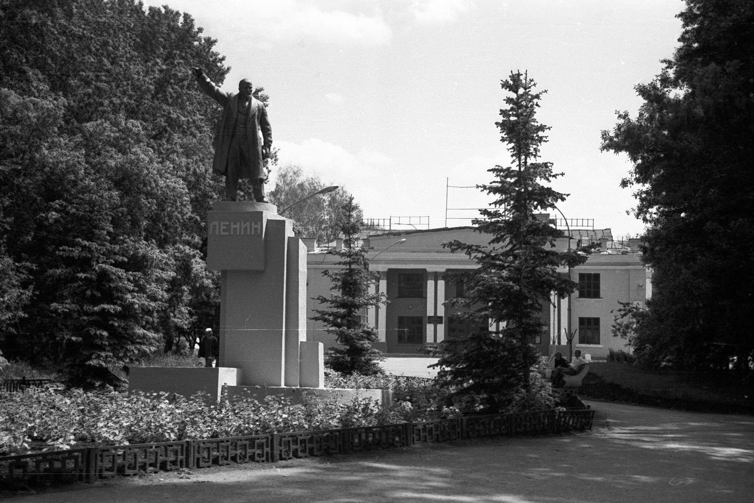 Работники СинТЗ вышли на субботник в Каменске-Уральском. Впереди у заводчан масштабная уборка улиц, парка и обновление клумб