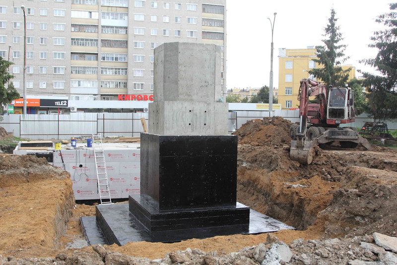 Стелу скоро начнут облицовывать, а пока… Фонтан на площади Горького в Каменске-Уральском: что нового за забором? Мэр: «Поживем — увидим»