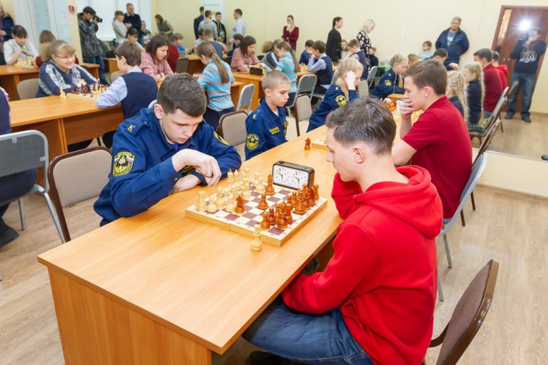 Развить стратегическое и логическое мышление: ребята из подшефных СинТЗ школ Каменска-Уральского сыграли в шахматы в традиционном турнире
