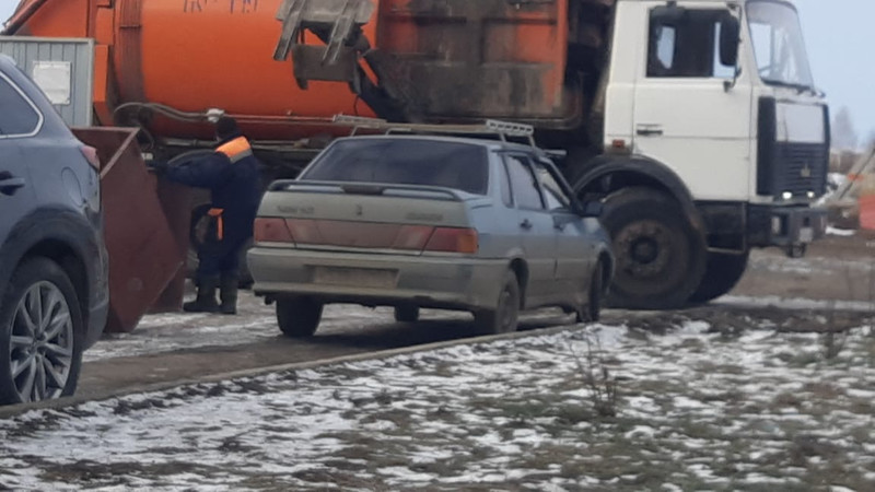 Эгоизм в чистом виде: строители детсада заставили мусорщиков помучиться на ул. 4-я Пятилетка в Каменске и таскать баки вручную