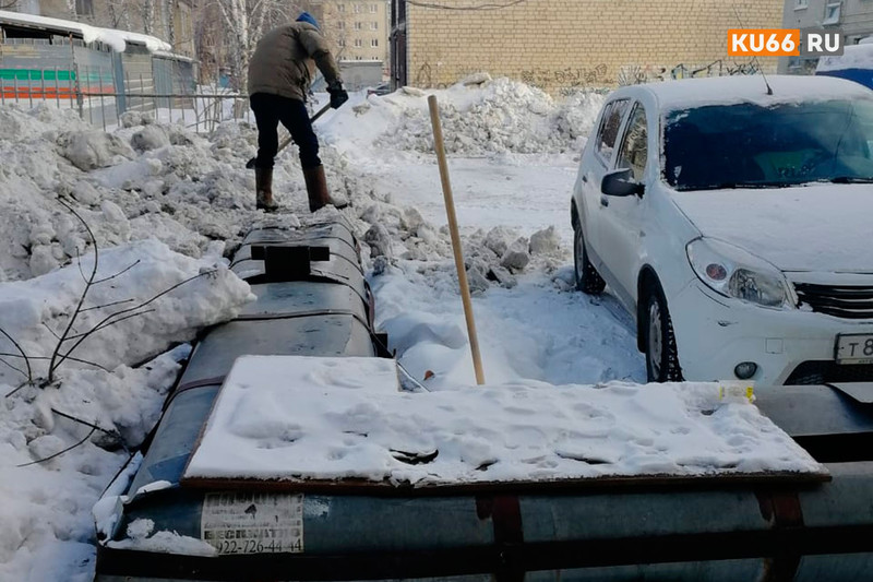 В мэрии Каменска-Уральского высказались о коммунальщиках, которые свалили снег на теплотрассу. И попросили жителей быть ответственнее