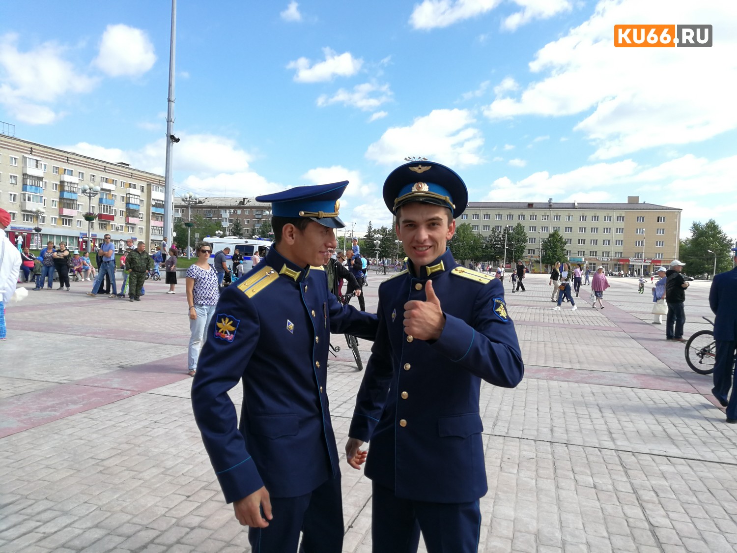 Смотрите, как это было: Каменск-Уральский отметил День военно-воздушных сил в необычном формате. К служивым присоединились полицейские...