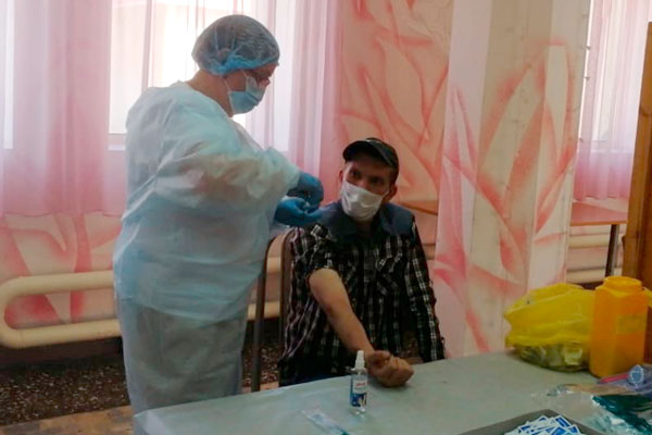 В субботу каменцев будут прививать от COVID-19 во всех городских поликлиниках без записи, к жителям пос. Северный приедет выездная бригада