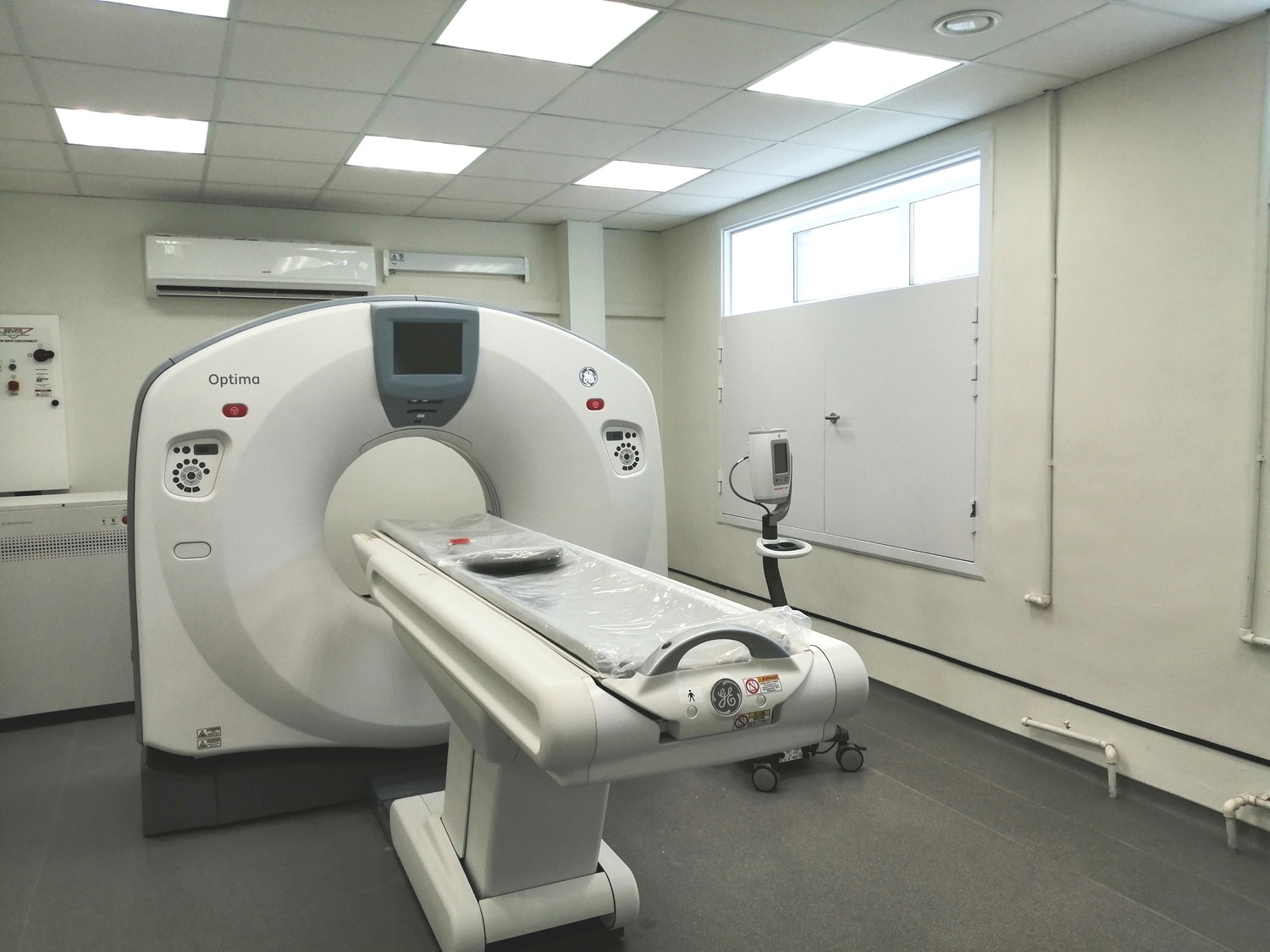 Власти показали новенький томограф, установленный в больнице Каменска-Уральского, чтобы «разгрузить» очередь из ковидных пациентов