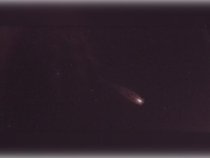 Небесный гость засиял: яркий метеор вспыхнул над Свердловской областью — кадры попали в сеть | Метеор из потока Альфа-Каприкорнид пролетел над Свердловской областью