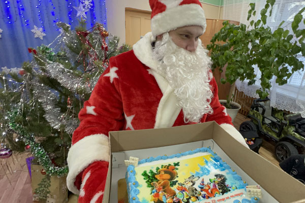 Праздник для каждого: полицейские поздравляют с Новым годом и Рождеством маленьких жителей города и Каменского района