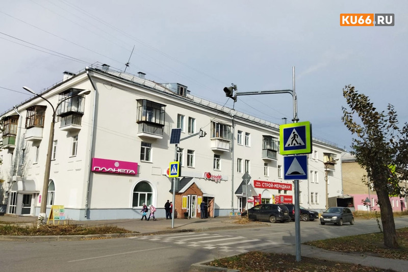В Каменске-Уральском на одном из нерегулируемых перекрестков установили светофоры, запитанные от солнечных панелей