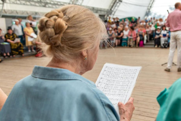 Поздравляют и прививают: в Каменске-Уральском стартовал месячник пенсионера с более чем 80 мероприятиями | В Каменске-Уральском стартовал месячник пенсионера с концертами и спортивными акциями