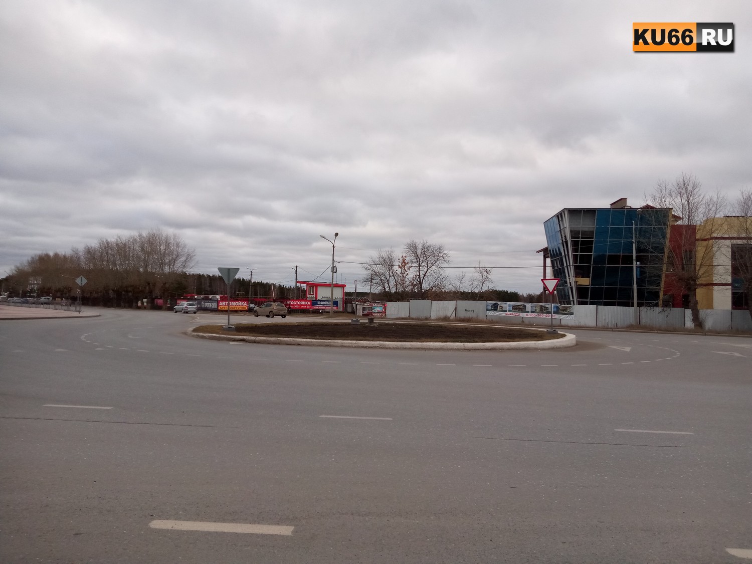 Госавтоинспекцию Каменска-Уральского интересует мнение водителей: какие дороги должны стать второстепенными на кольце рядом с мэрией?