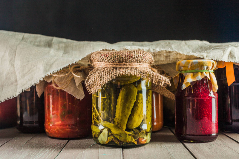 Россиян предупредили о штрафах за хранение консервации в подвале