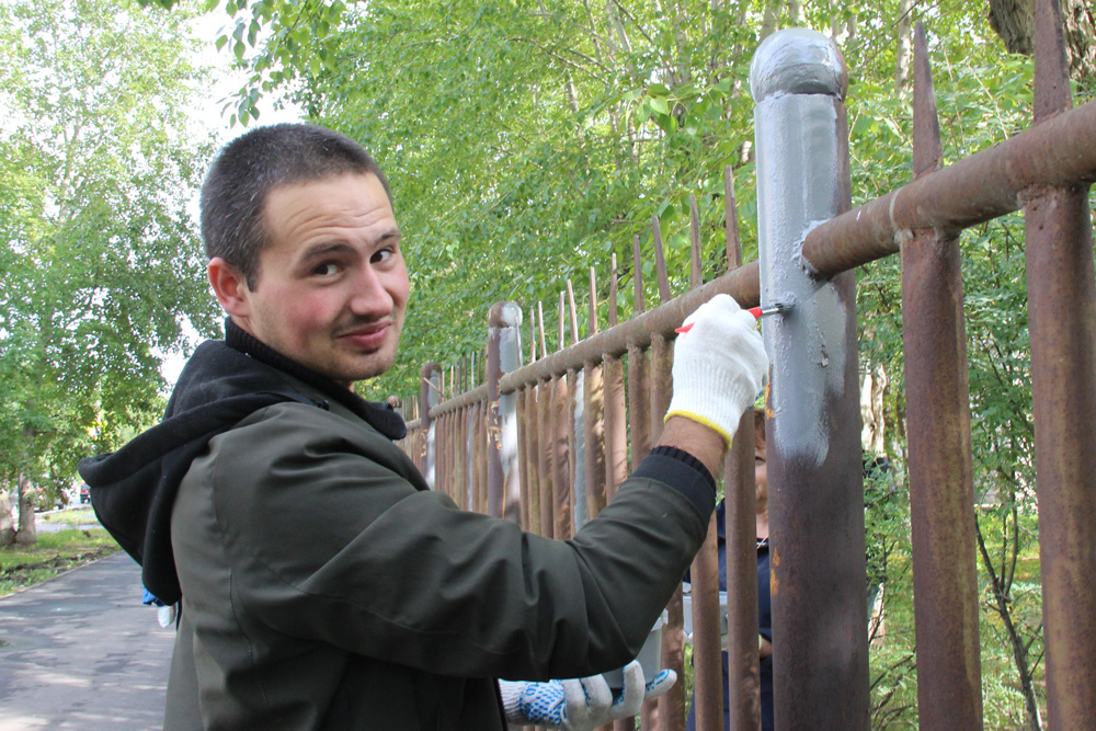 Работники УАЗа вышли, чтобы покрасить стометровку забора у горбольницы в Каменске-Уральском. Этого заводчанам показалось мало. И они...