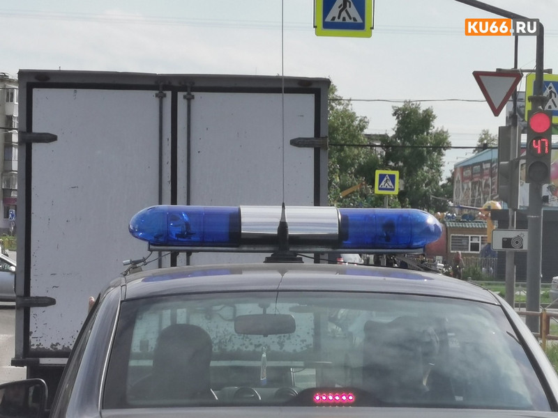 Два трижды судимых парня угнали у пенсионера от дома по ул. Челябинской в Каменске малолитражку Оку и бросили ее во дворе на 4-ой Пятилетке