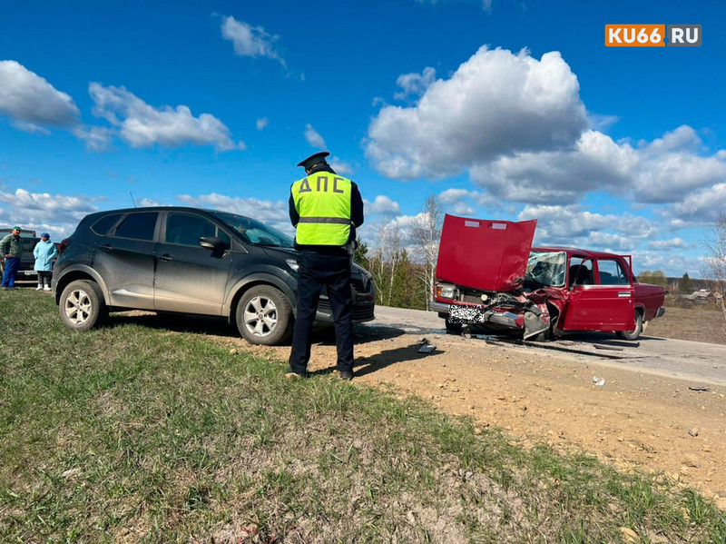 Под Каменском-Уральским 71-летний водитель устроил жесткое ДТП. Его ВАЗ вылетел на встречку и врезался в Renault