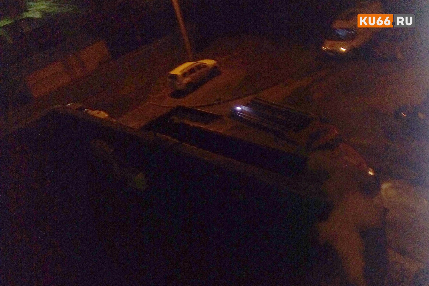 Что-то взорвалось: к зданию диагностического центра по бул. Парижской коммуны в Каменске-Уральском стянуты спецслужбы. Из шахты идет дым