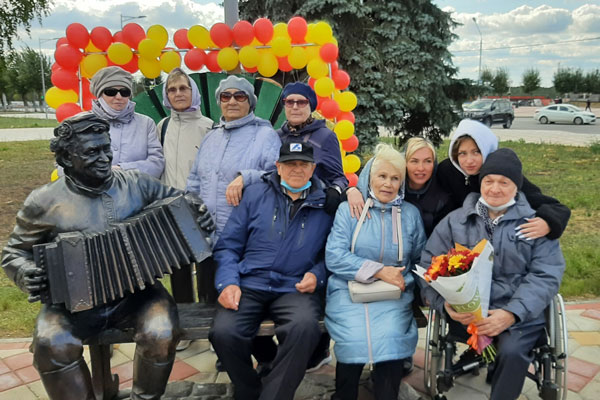 Площадь перед ДК «Юность» торжественно открыли в Каменске: у фигуры бронзового Петровича ленточку перерезал настоящий Петрович!