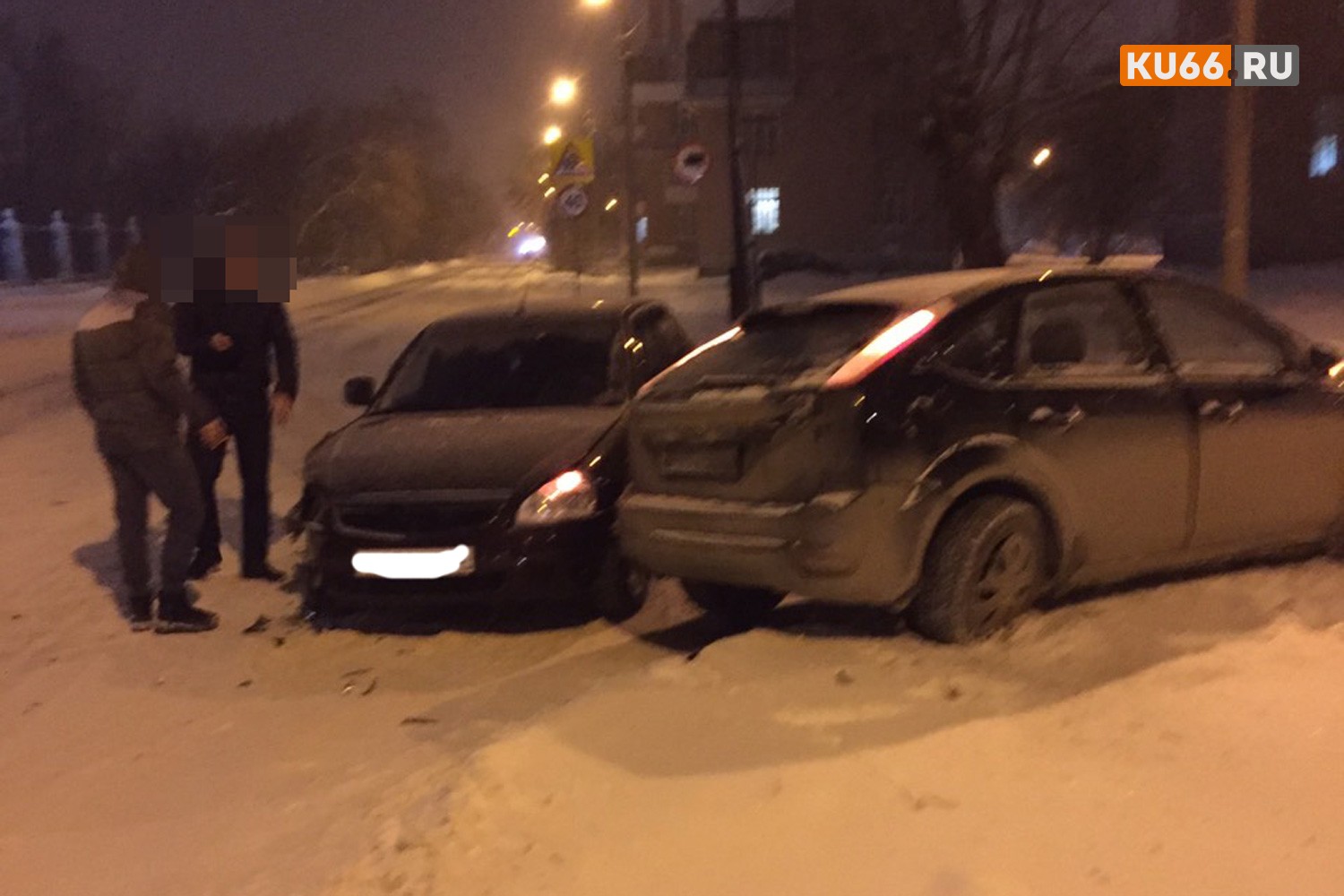 В Каменске-Уральском на перекрестке Исетская – Каменская не поделили дорогу «Приора» и Ford. «Да когда уже здесь поставят светофор?!»