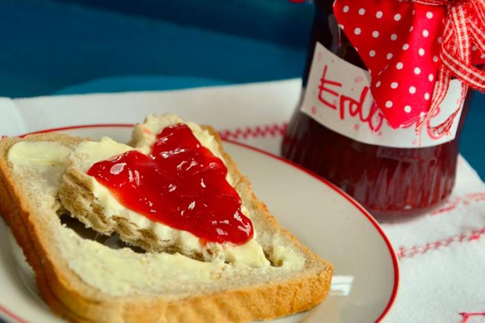 Вредно ли варенье? Врач объяснил, как правильно есть любимое лакомство | Врач-токсиколог Кутушов рассказал, как варенье влияет на ЖКТ