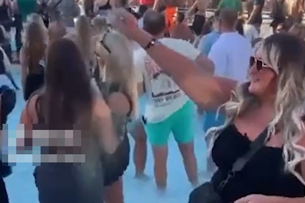 На Ибице тусовщица развеяла прах брата в бассейне с людьми