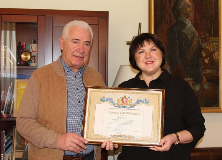 Стоматолога из Каменска-Уральского с 30-летним стажем наградили почетной грамотой