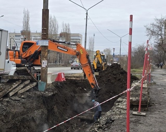 18 домов и 2 детских сада отключили от тепла из-за аварии на теплотрассе в Каменске-Уральском | В Каменске-Уральском отключили от тепла 18 домов и 2 детских сада из-за аварии