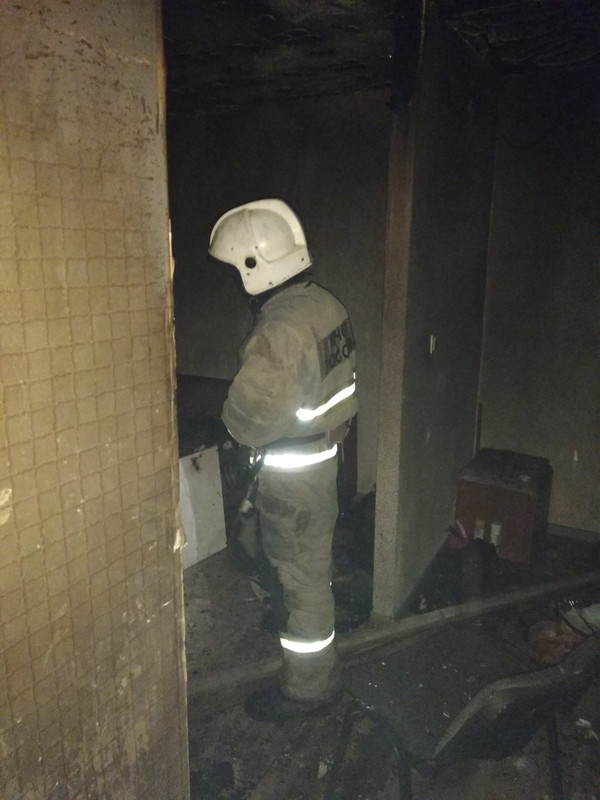 Ночью в Каменске-Уральском в четырехэтажке в одной из квартир загорелось одеяло