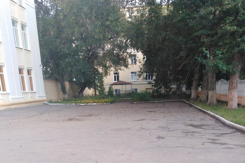 Мужчина обнаружил курилку-беседку в политехническом колледже Каменска-Уральского — это нарушение закона! «Хорошо бы директора убрали...»