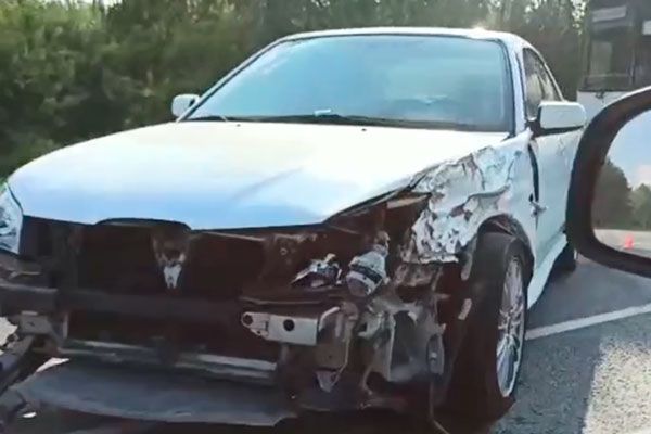 На трассе между Екатеринбургом и Каменском-Уральским мотоциклист влетел в легковушку. Байкера госпитализировали