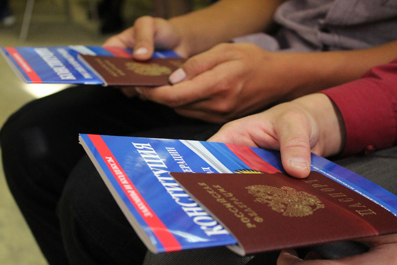 «Страшно было, но и чувство восторга наполняло». В Каменске-Уральском детям в торжественной обстановке вручили первые в их жизни паспорта