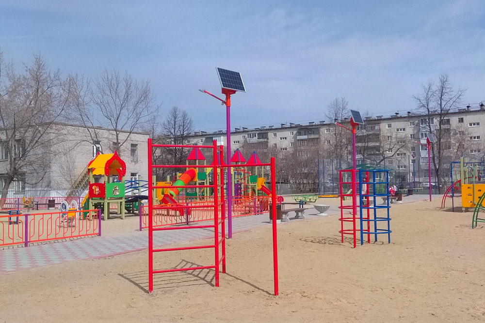 Знаменитый двор по ул. Добролюбова в Каменске начал «сыпаться» – здесь треснула тротуарная плитка, потерлась краска, а вандалы сломали замки