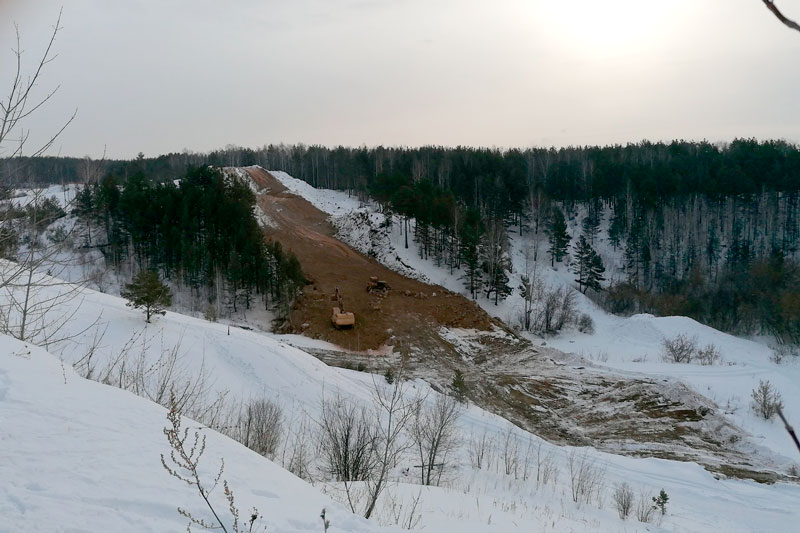 На площадке будущего ГЛК «Богатырек» в Каменске-Уральском кипит работа. Часть трасс уже готова, скоро начнется монтаж опор будущей «канатки»