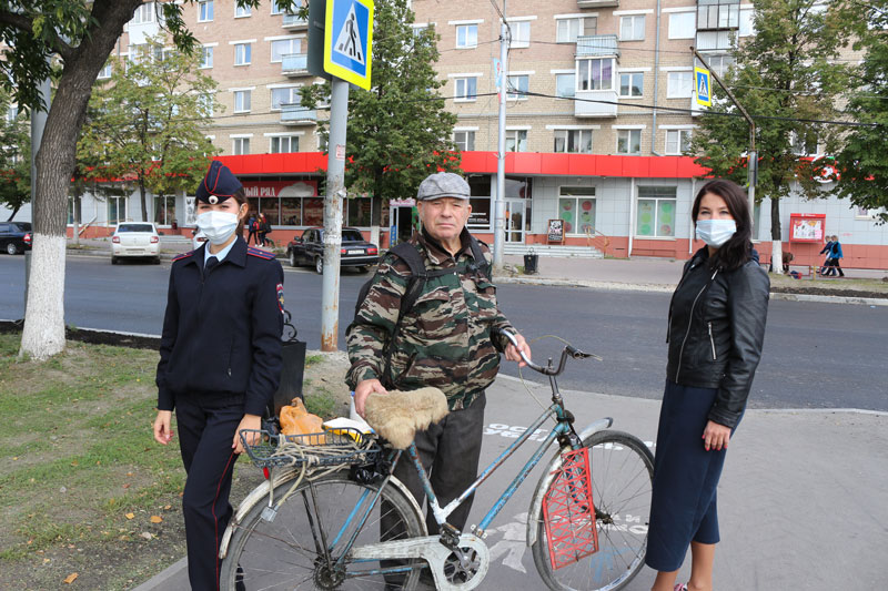 Пока директор Центра развития туризма агитировала за соблюдение ПДД, мимо на «велике» проезжал ветеран Великой Отечественной войны...