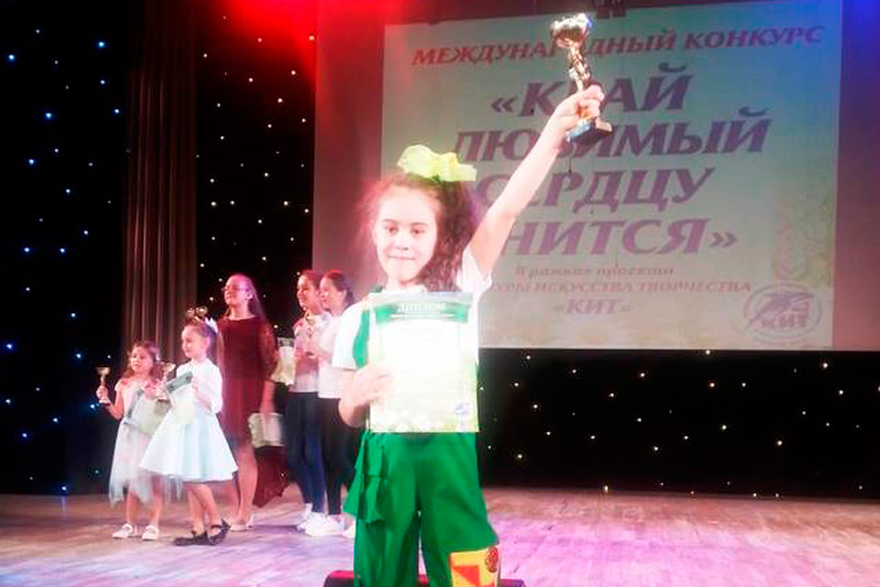 Голосистая девчушка из Каменска-Уральского привезла на родину с международного конкурса диплом третьей степени — спела две песни! Голосистая девчушка из Каменска-Уральского привезла на родину с международного конкурса диплом третьей степени — спела две песни!