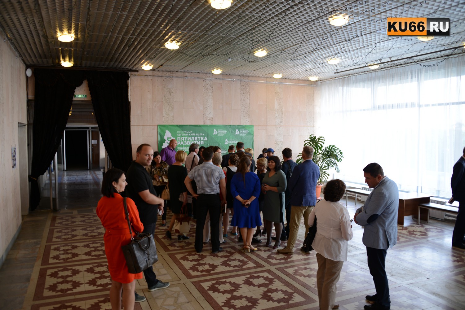 Россель в Каменске-Уральском: смотрит производство современной упаковки, радуется удачам завода ОЦМ и гордится успехами будущих инженеров