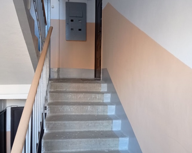 Без нареканий. В одном из самых длинных домов Каменска-Уральского коммунальщики завершили ремонтов подъездов — их здесь сразу восемь!