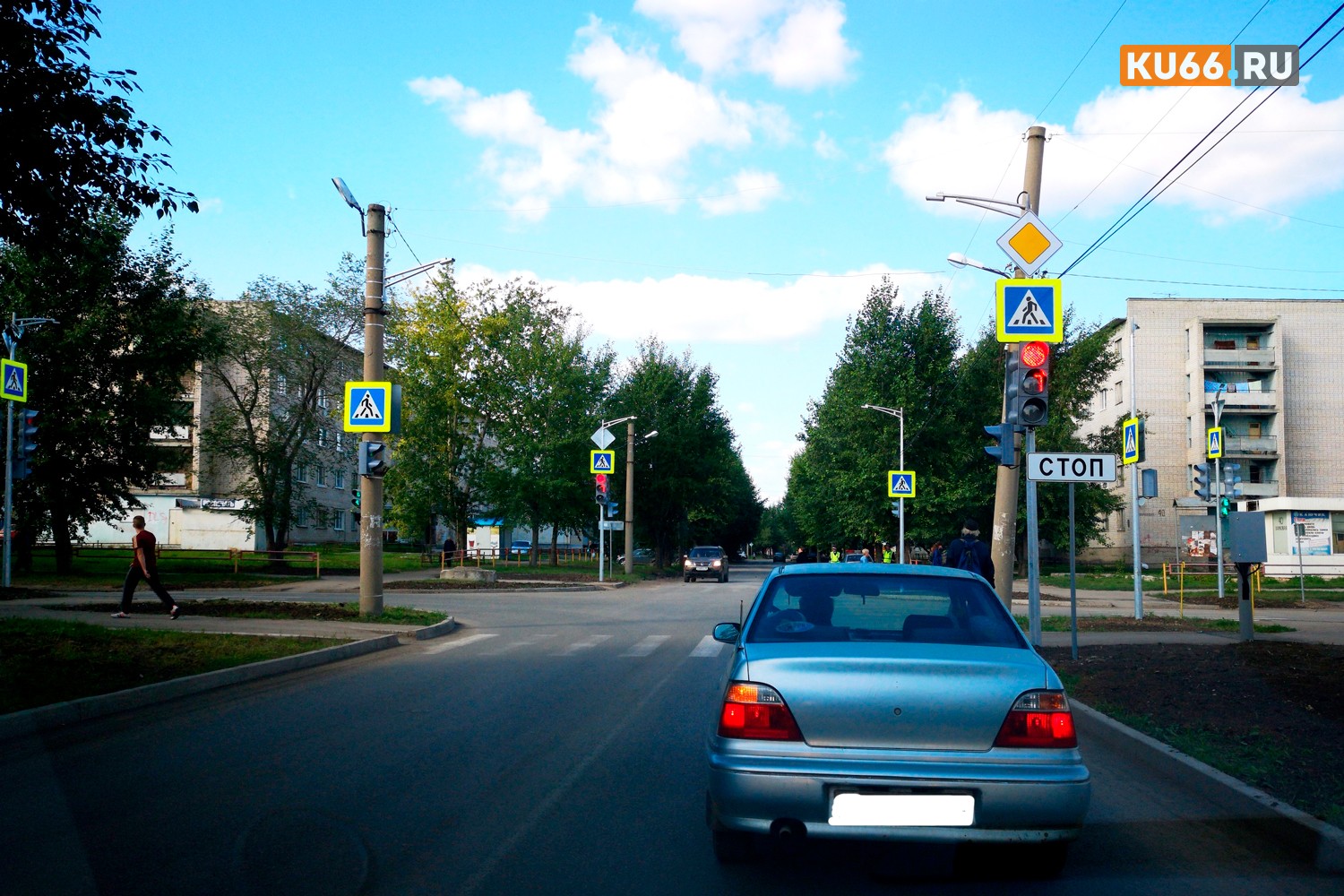 На перекрестке Добролюбова — Парковая в Каменске-Уральском установили светофор почти за три млн руб. Власти уверены: станет безопаснее!