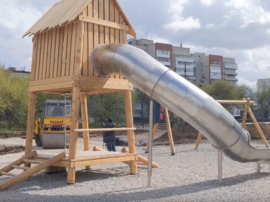 Глава Каменска-Уральского проверил ход работы по благоустройству Байновского сада. Видео | На Урале продолжается благоустройство популярного сада