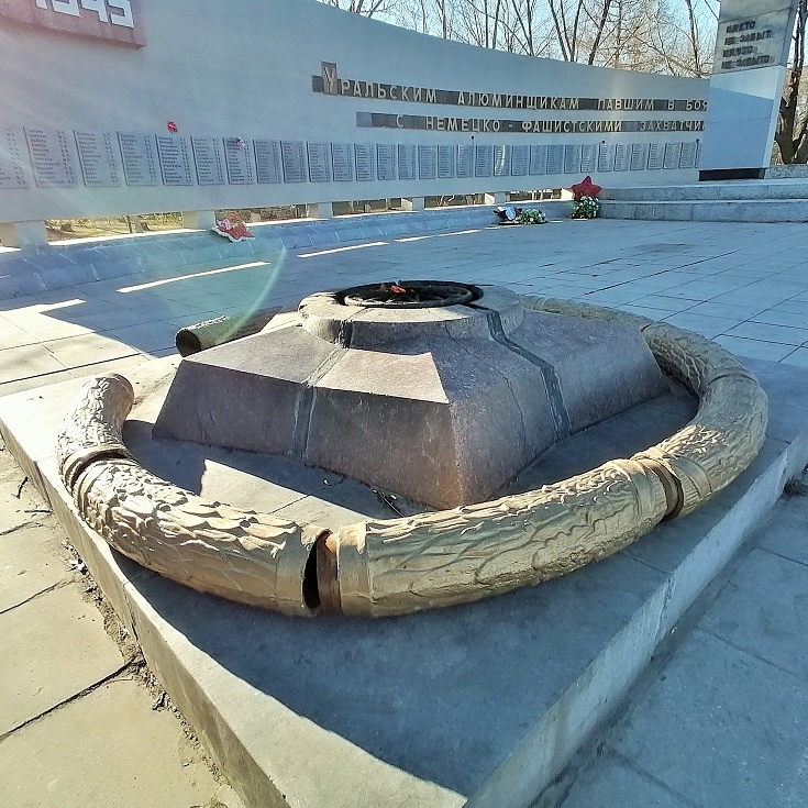 Подростки — среди которых было три девочки — осквернили мемориал «Скорбящая мать» в Каменске-Уральском. Что известно о вандалах?