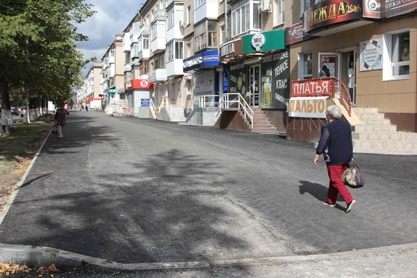 Обновление более 32 тысяч «квадратов» тротуаров будет завершено до конца осени в Каменске-Уральском — деньги на них город нашел сам