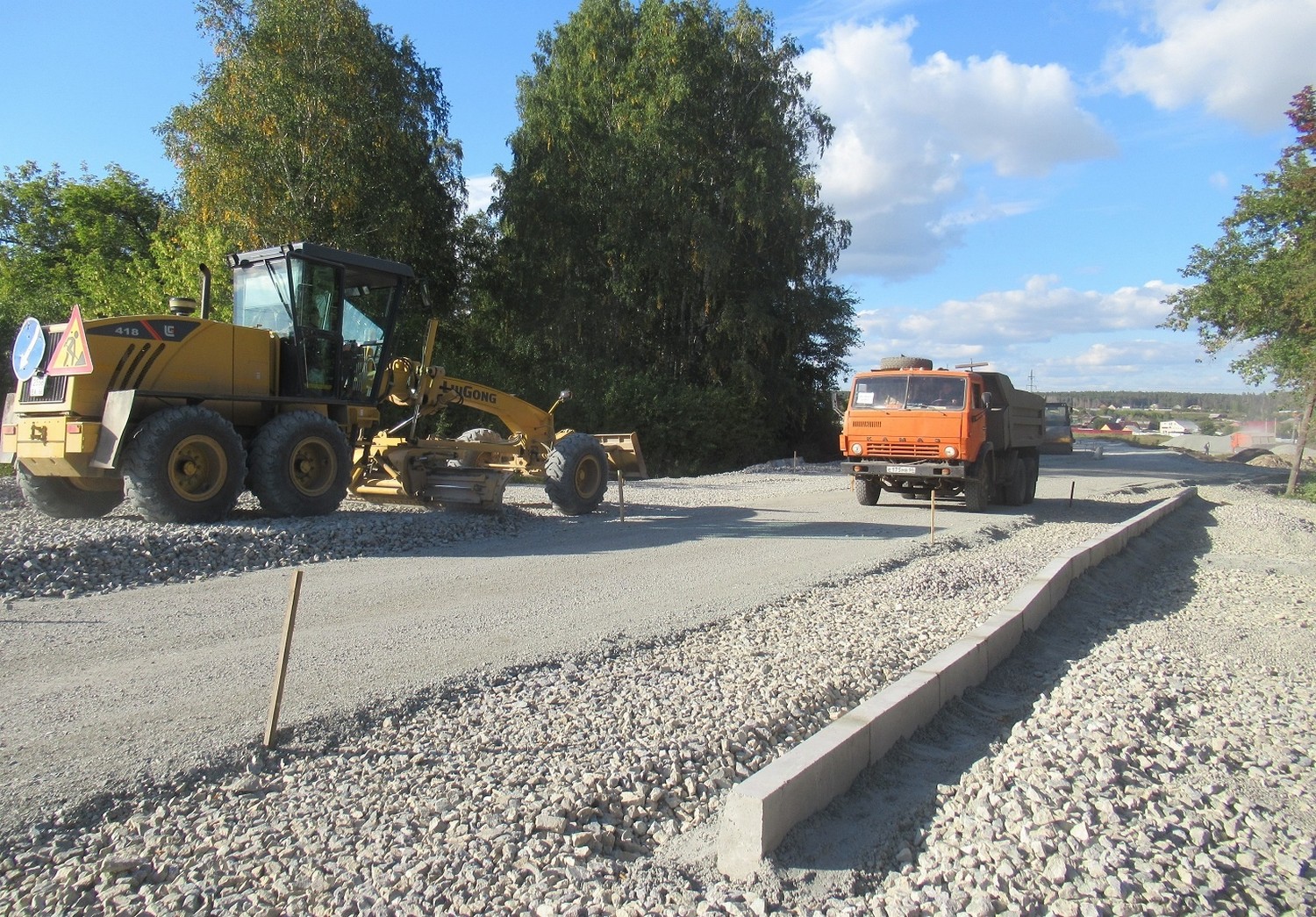 Автобусы ездят по реверсу, рабочие укладывают щебень и готовят остановки: реконструкция переезда «93 км» в Каменске идет по графику