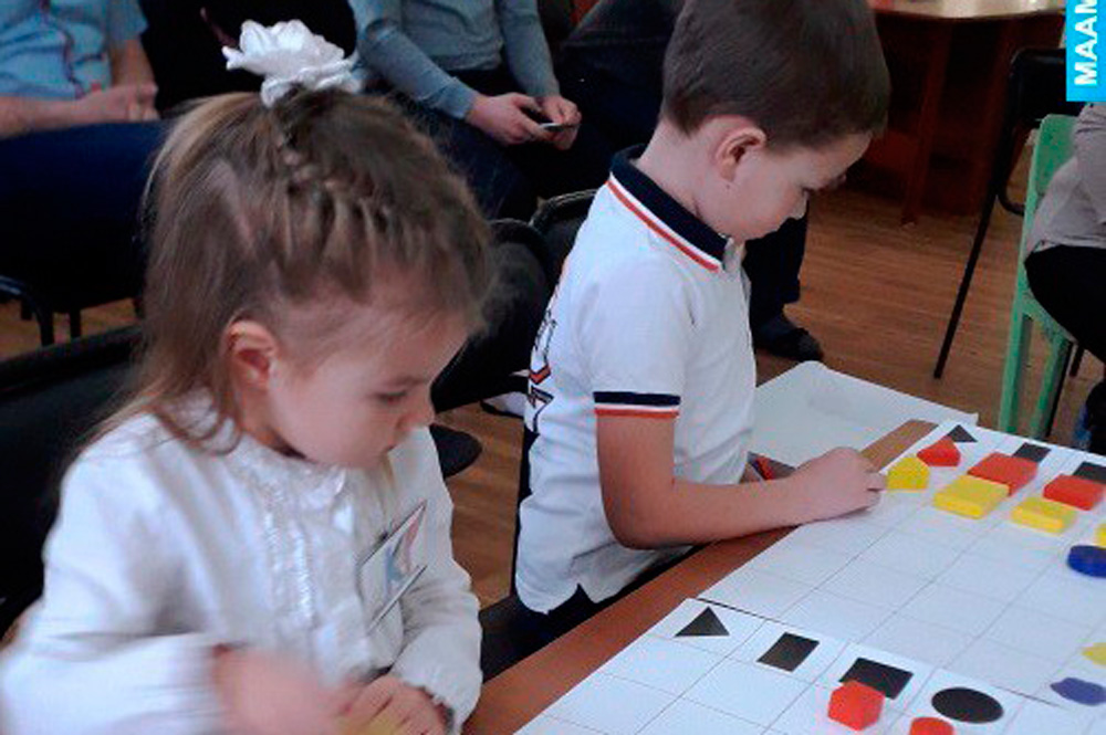 На конкурсе «Юные инженеры Урала» в Каменске-Уральском родителей дошколят заставили мастерить автомобиль из спичечных коробков и крышек