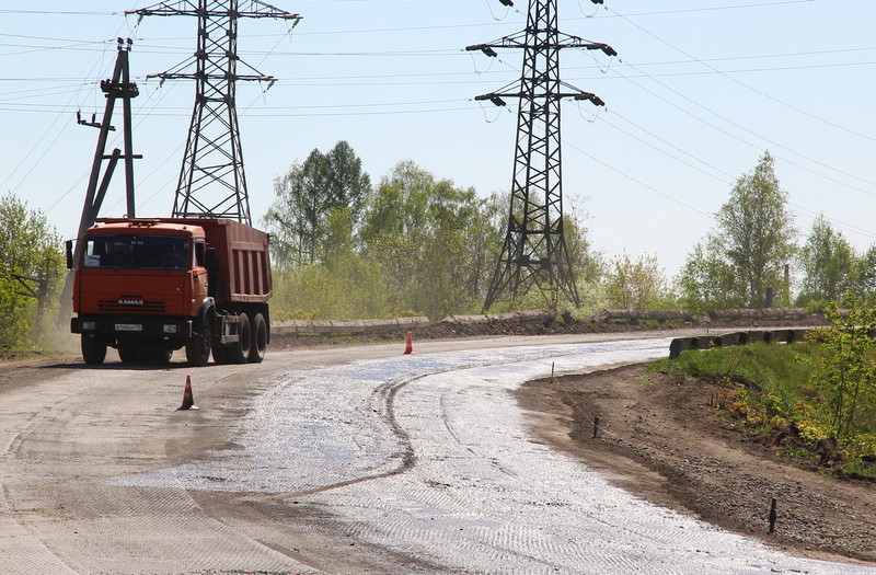 Мэр с замом приехали на ул. Ленина в Каменске-Уральском, где ведется замена асфальта. Выравнивать дорогу хотят закончить к концу недели