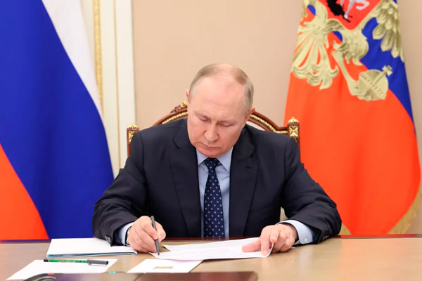 Президент РФ Владимир Путин наградил 14 уральцев, среди которых начальник участка и электромеханик Каменск-Уральской дистанции сигнализации