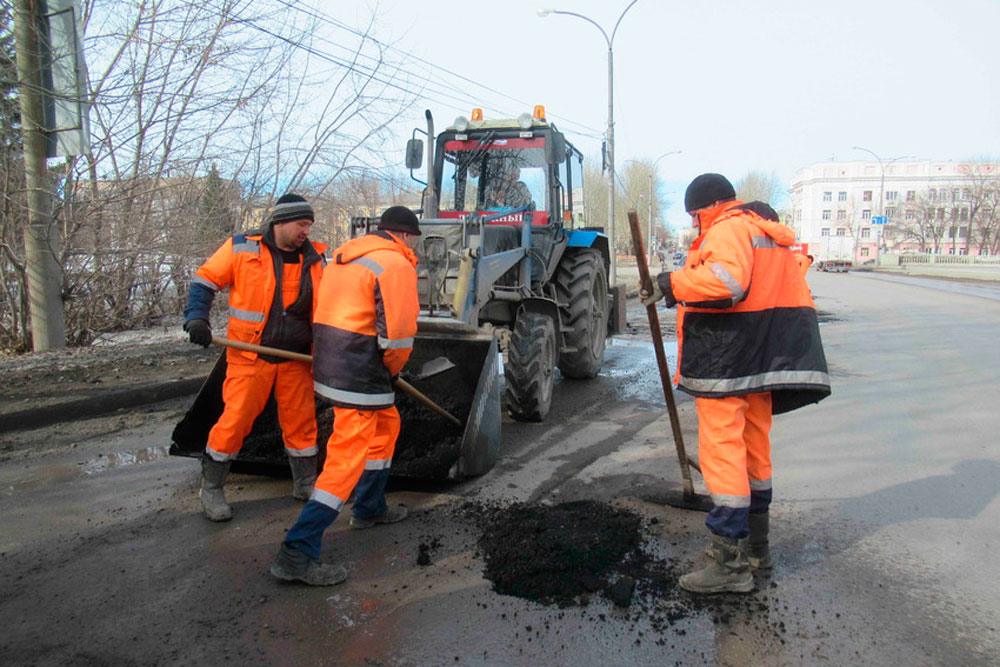 Ямочный ремонт в действии: выбоины по пр. Победы, на спуске с Кадочникова к Байновскому мосту и по Суворова уже залатали в Каменске