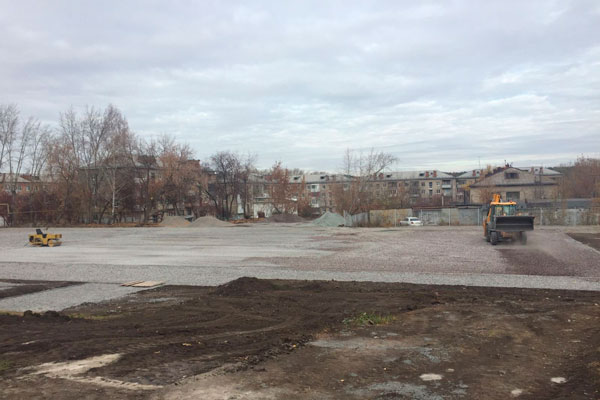 В одной из школ в Каменске-Уральском начали строить стадион — значительную сумму вкладывает одно из местных предприятий, а город добавит