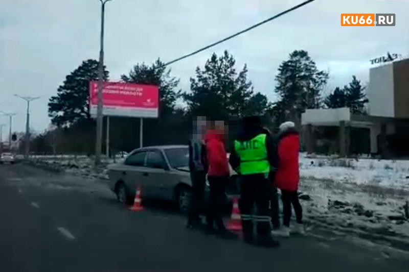 ДТП на ул. Кадочникова в Каменске-Уральском: Hyundai Accent вынесло на встречку, где он наехал на электроопору, а потом столкнулся с Ладой